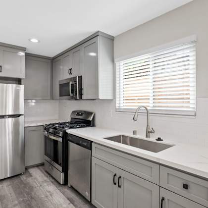 kitchen appliances at hamilton courtyard apartments, california