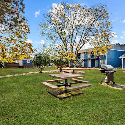 backyard with a picnic table at garden villa apartments, portland
