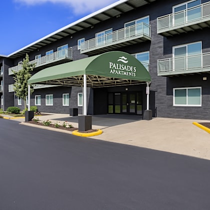 exterior landscape at palisades apartments, kansas city, 64133