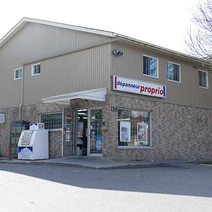 a building with a sign that says "idpanner propri" on it.