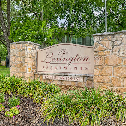 the entrance sign to the lexington apartments.