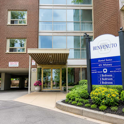 the entrance to a building with a sign that says benvenuto.