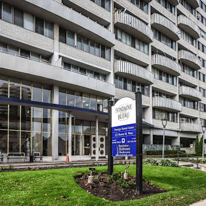 a large building with a sign in front that says "pontiane bleu".