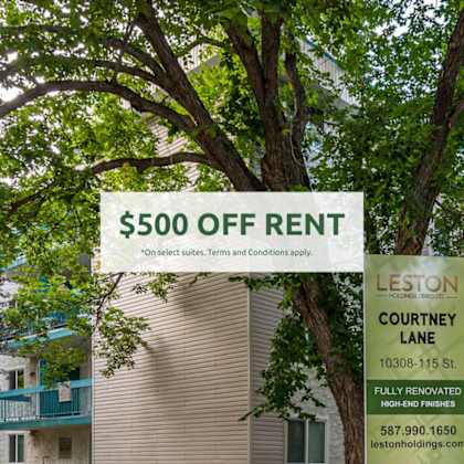 a sign advertising $500 off rent for a fully renovated apartment.