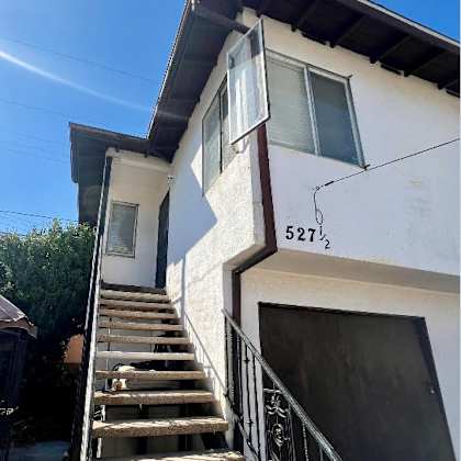 a house with the number 5272 on the wall.