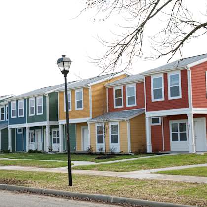 a row of houses in front of a street