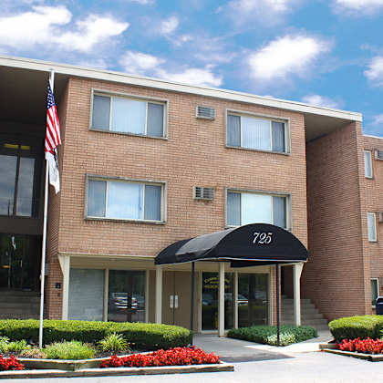building at crown pointe apartments, kentucky, 41014