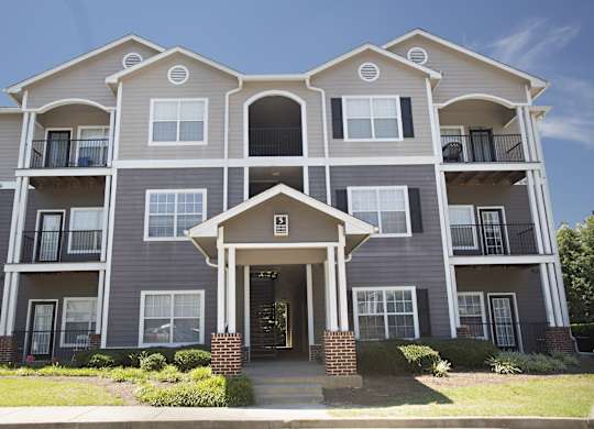 Exterior view of Peachtree Landing apartments in Fairburn, GA.