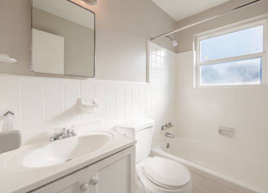 Large Soaking Tub In Bathroom at Gardens at Washington Park, Atlanta, GA, 30314
