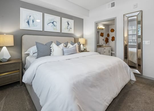 a bedroom with a large bed and a mirror at Inspira, Florida