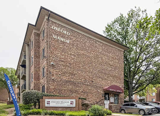 A building with the name Oxford Manor on it.