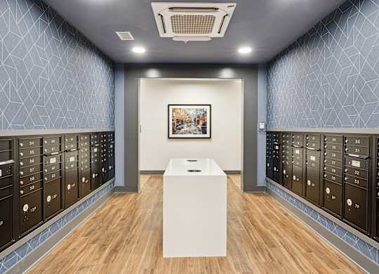 A room with a white box in the middle and a painting on the wall.