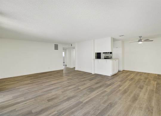 Open floor plan with kitchen and ceiling fan at Parc @ 5 Apartments, California