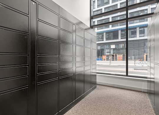 Smart parcel system in apartment building