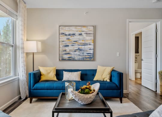 Living Room with high ceiling