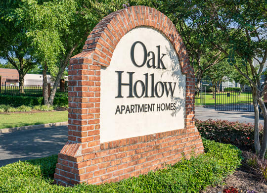 Oak Hollow Monument Sign