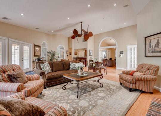 Clubhouse Lounge & Kitchen