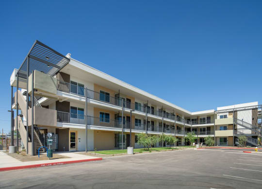 Exterior of Streamliner 16th Apartments in Phoenix