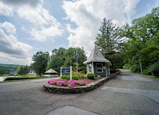 Outside View at Woodbury Knoll, Woodbury, CT 06798