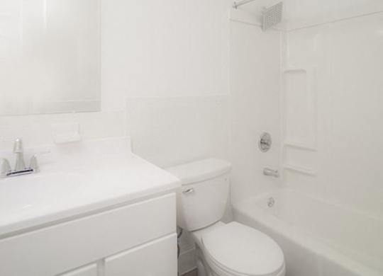 White bathroom at Woodbury Knoll, Woodbury Connecticut