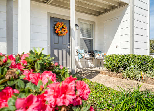 decorated front porch entrance of an apartment at 701 South Apartments in Mobile, AL