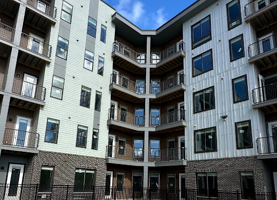 A swimming pool in front of a multi-story apartment building at The Fitzroy Apartments in Birmingham, AL