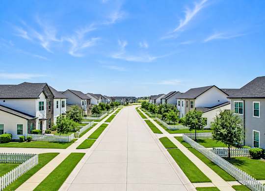 Community setting at Townhomes at Princeton Meadows, Princeton homes for rent