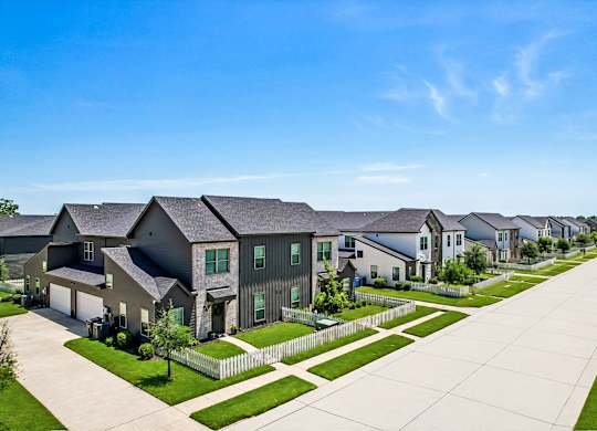 Community grounds at Townhomes at Princeton Meadows, Princeton rental homes