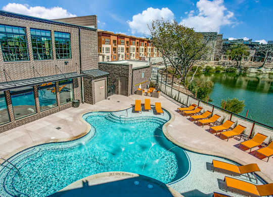 Resort style pool at Midway Urban Village Luxury Townhomes and loft apartments in Farmers Branch, Texas near North Dallas. Luxury North Dallas Townhomes for rent