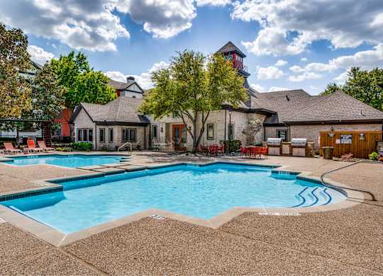 Swimming pool and sun deck at The Lana, apartments for rent in Dallas