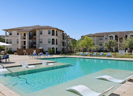 Large pool with Tanning Ledge