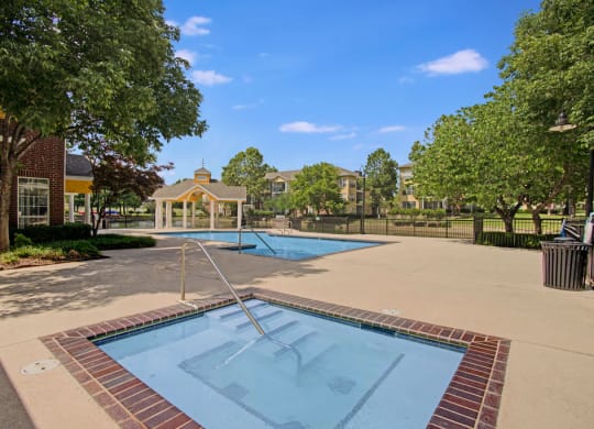 Lincoln Villas on Memorial Outdoor Pool and Jacuzzi