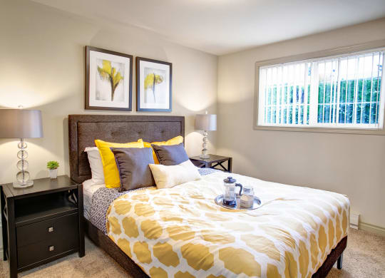 Colonial Square Bedroom Apartments in Bellevue, WA