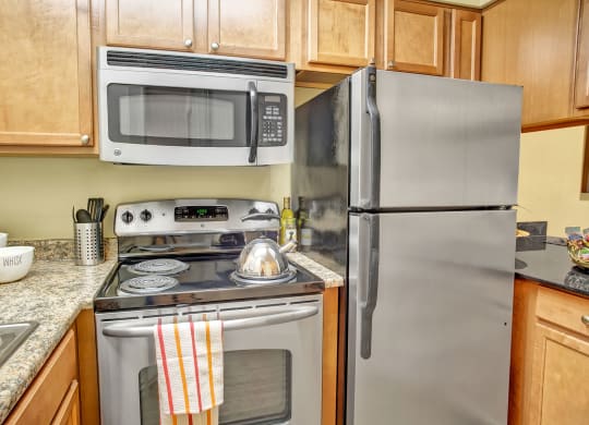 Colonial Square Kitchen Apartments in Bellevue, WA