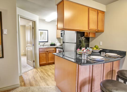 Colonial Square Dining and Kitchen Apartments in Bellevue, WA