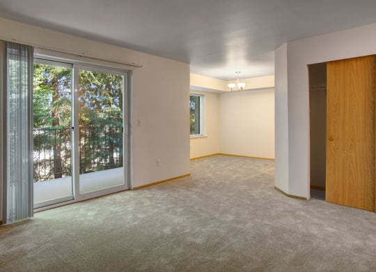 Lake Park Living Room Apartments in Everett, WA