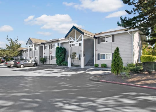 Lake Park Exterior Apartments in Everett, WA