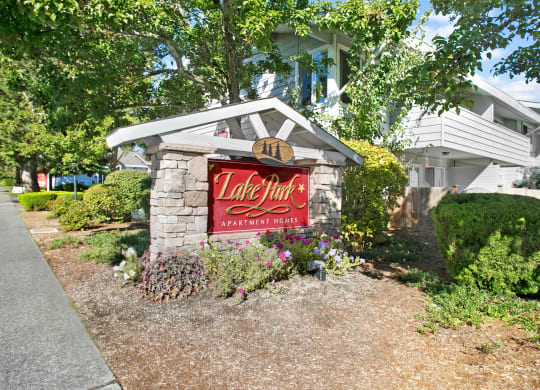 Lake Park Exterior Apartments in Everett, WA