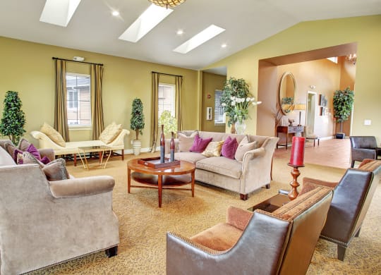 Lakeside resident lounge, Dean Weidner Real Estate Investments Apartments in Mountlake Terrace, WA