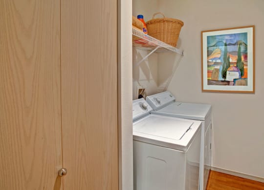 Portsmith Laundry Room Apartments in Everett, WA