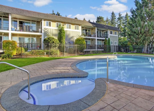 Regency Woods Pool Apartments in Renton, WA