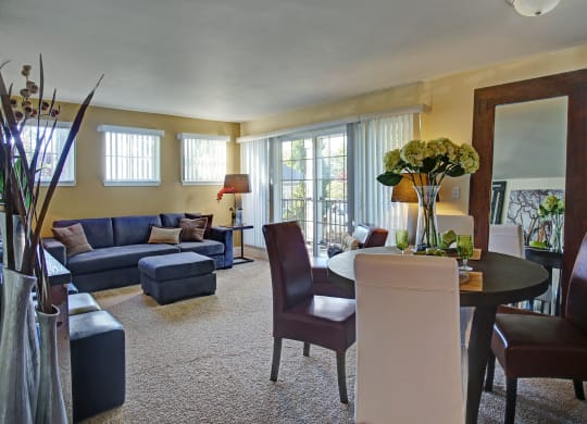 Regency Woods Living Room Apartments in Renton, WA