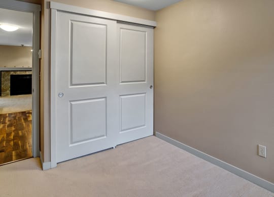 Vermont Large Closets Apartments in Kenmore