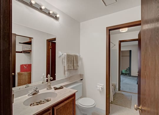 Sunset Ridge Bathroom View Apartments in Milwaukee, WI