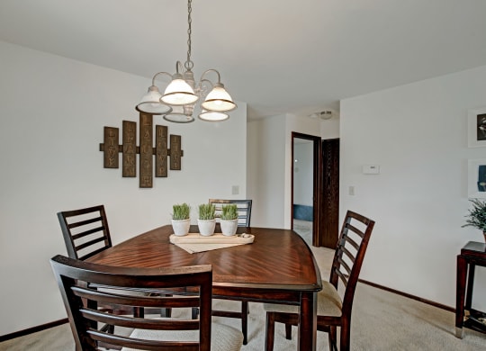 Sunset  Ridge Dining Room Apartments in Milwaukee, WI