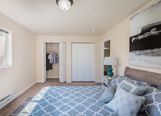 a bedroom with a bed and a closet with closets  at Quail Springs, Washington
