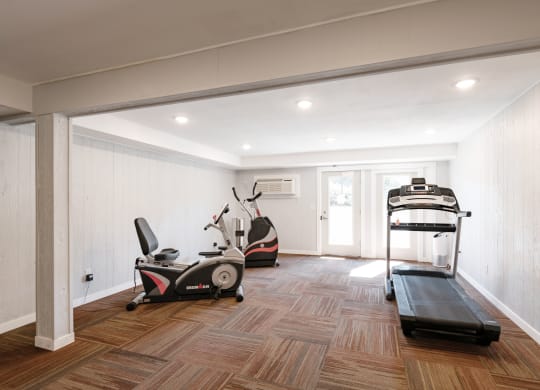 a gym with stationary bicycle, ellyptical machine and treadmill at Castlerock Apartments