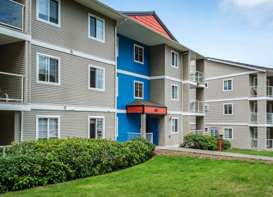 Apartment Exterior at Sky Vue, Bellingham, 98229