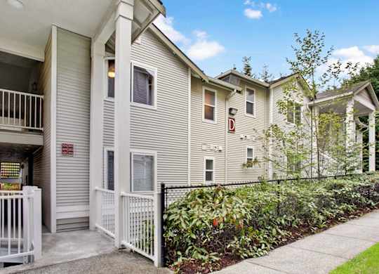 Apartment building in Everett WA 98204 with walkway and green grass.