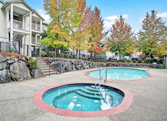 Swimming pool and hot tub at Sunrise Lane Apartments in Everett, WA.